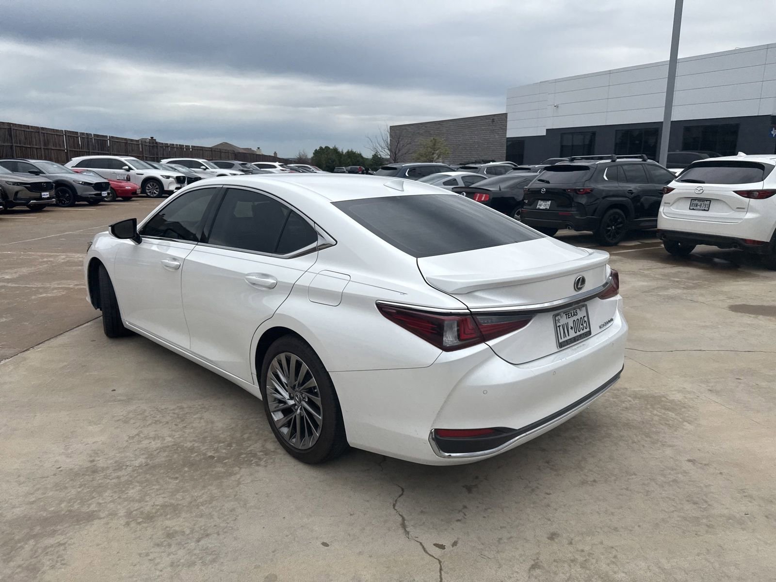 Used 2024 Lexus ES 300h w/ Technology Package image 16