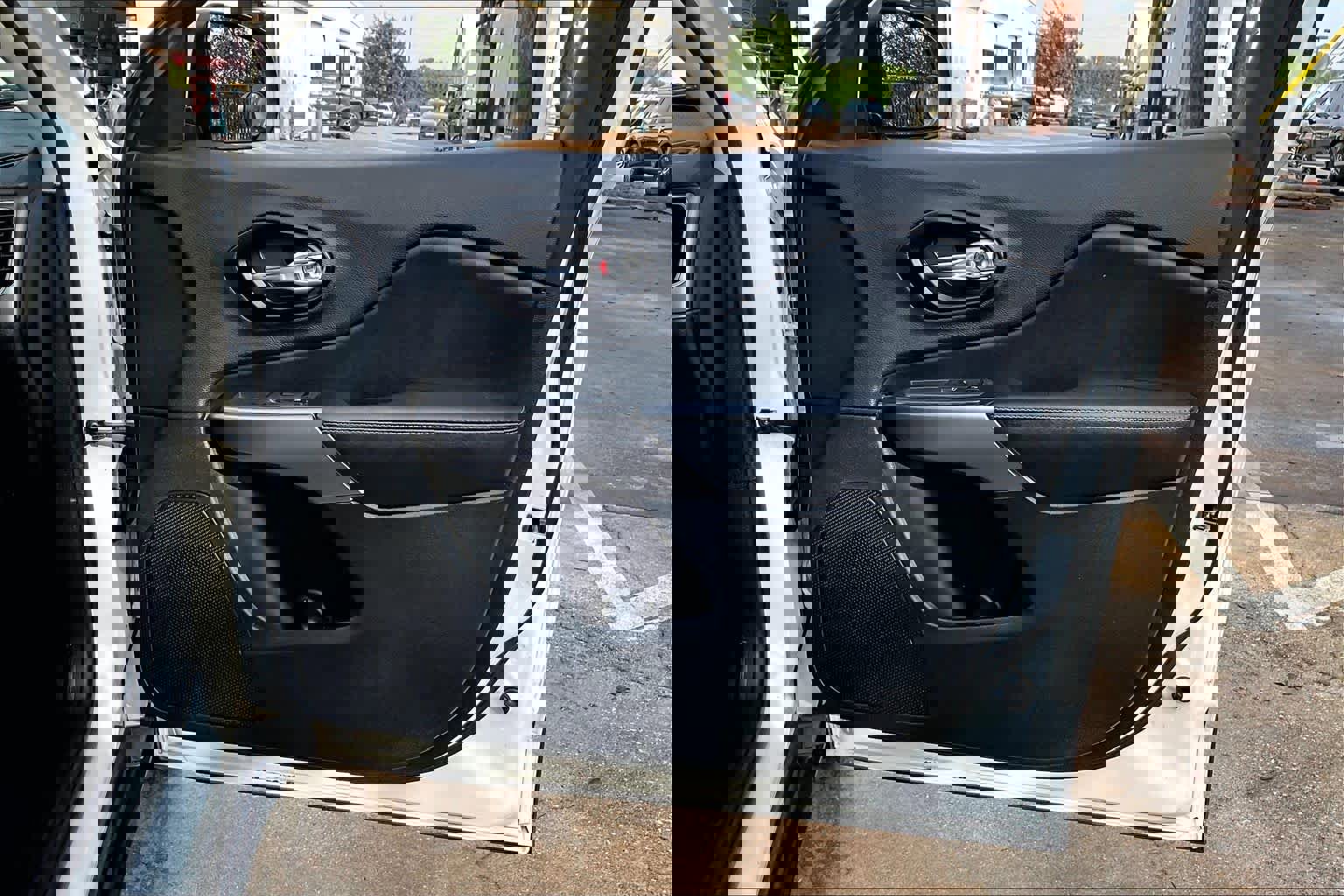 Used 2020 Jeep Cherokee Latitude FWD image 22