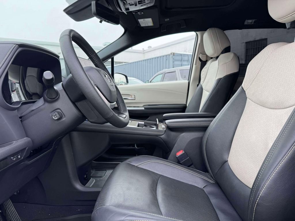 Used 2025 Toyota Sienna Limited image 13