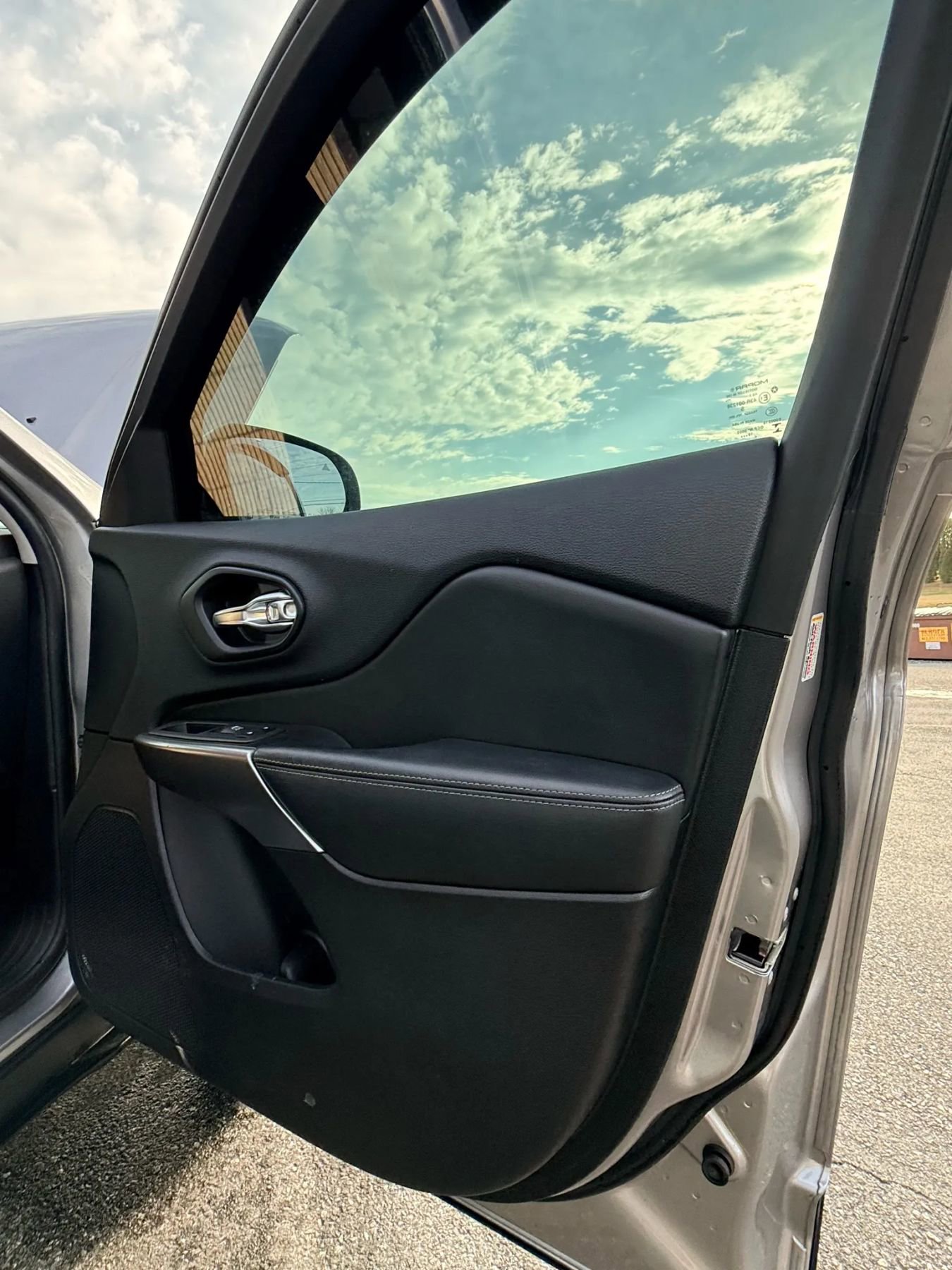 Used 2020 Jeep Cherokee Limited image 27