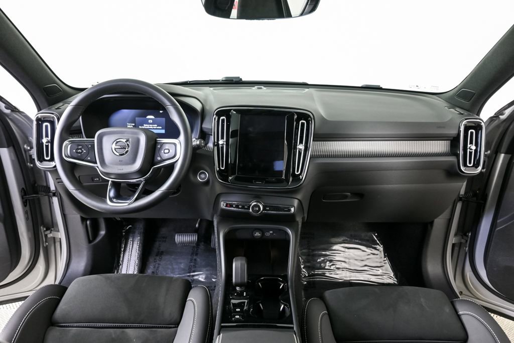 Certified 2025 Volvo XC40 B5 Plus image 19