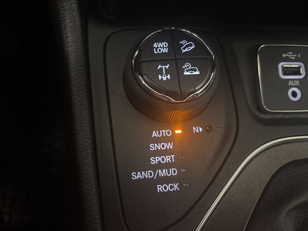 Used 2022 Jeep Cherokee Trailhawk AWD/4WD image 15