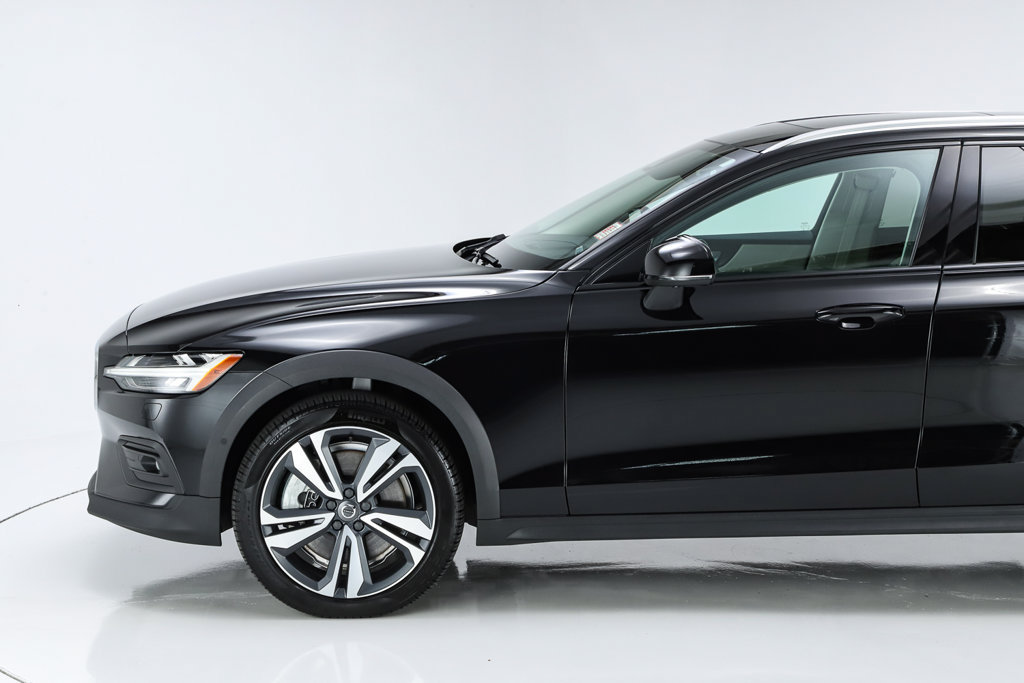 Used 2024 Volvo V60 B5 Cross Country Plus w/ Protection Package Premier AWD/4WD image 4