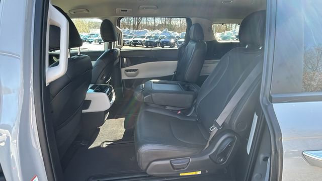 Used 2024 Kia Carnival EX image 31