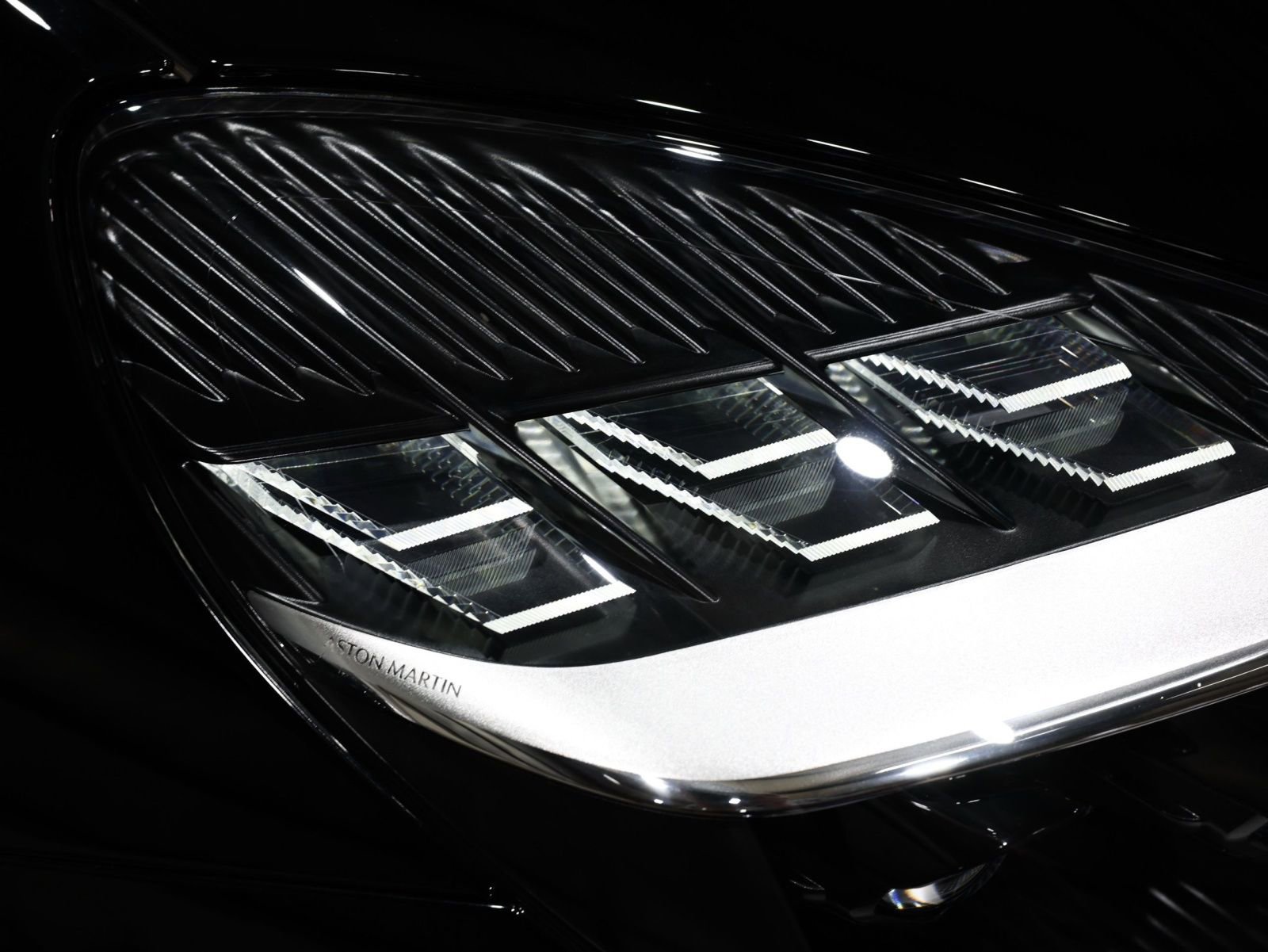 Used 2026 Aston Martin V8 Vantage Coupe RWD image 39