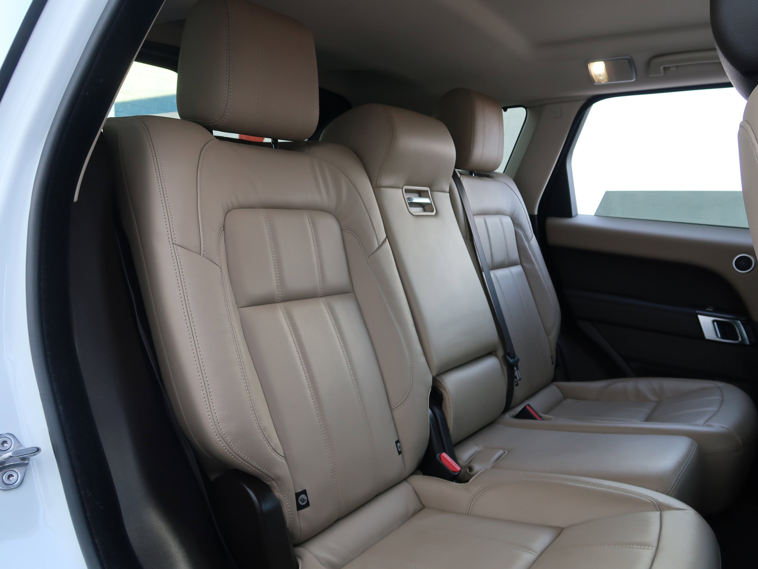 Used 2018 Land Rover Range Rover Sport SE image 43