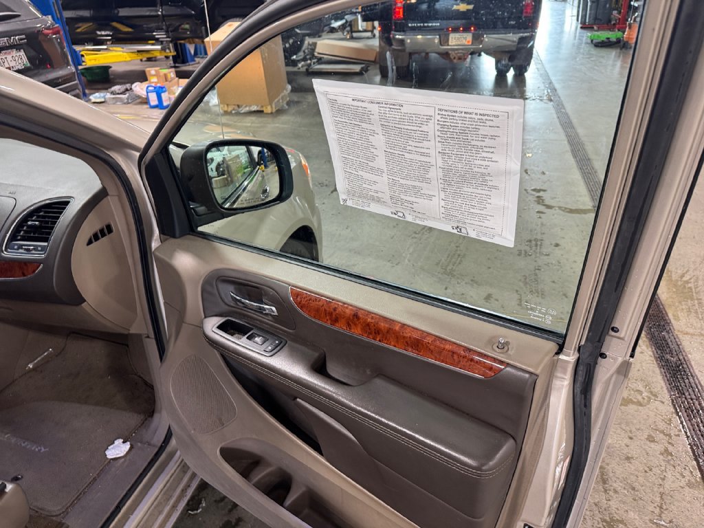 Used 2015 Chrysler Town & Country Touring w/ Driver Convenience Group FWD image 22