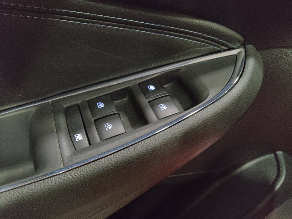 Used 2018 Chevrolet Cruze Premier FWD image 27