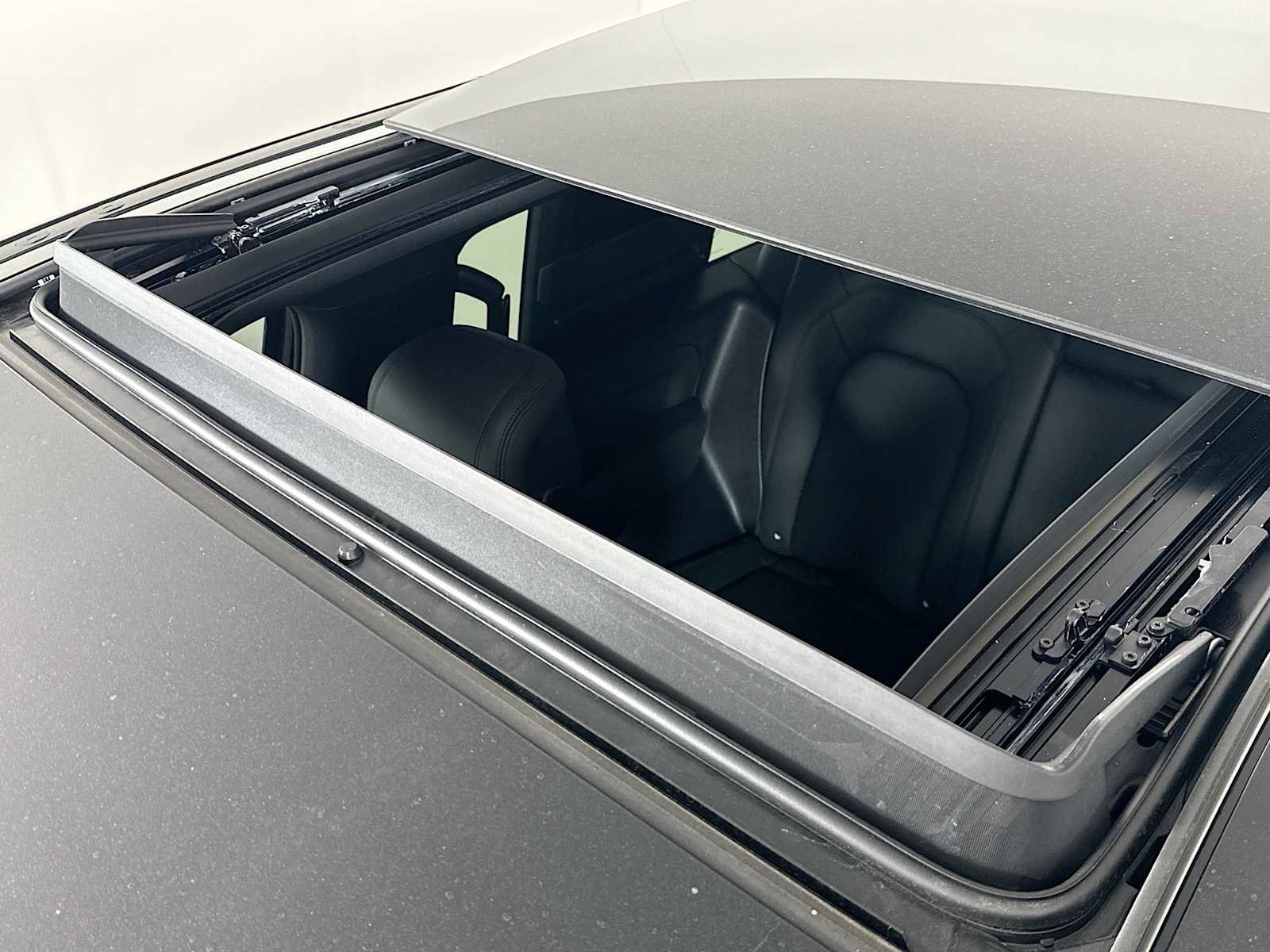 Used 2024 Land Rover Defender 90 Carpathian Edition image 21