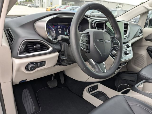 Used 2024 Chrysler Pacifica Touring-L FWD image 2