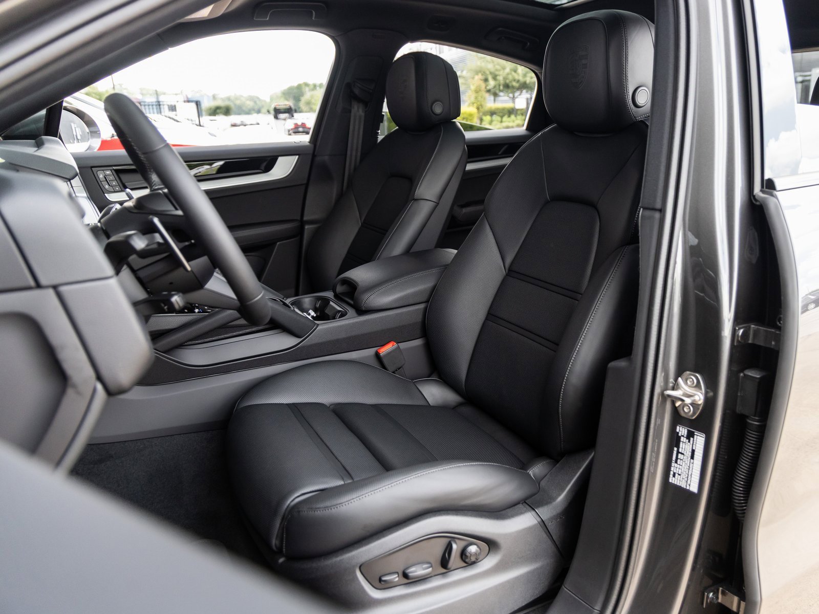 Certified 2025 Porsche Cayenne Coupe image 5