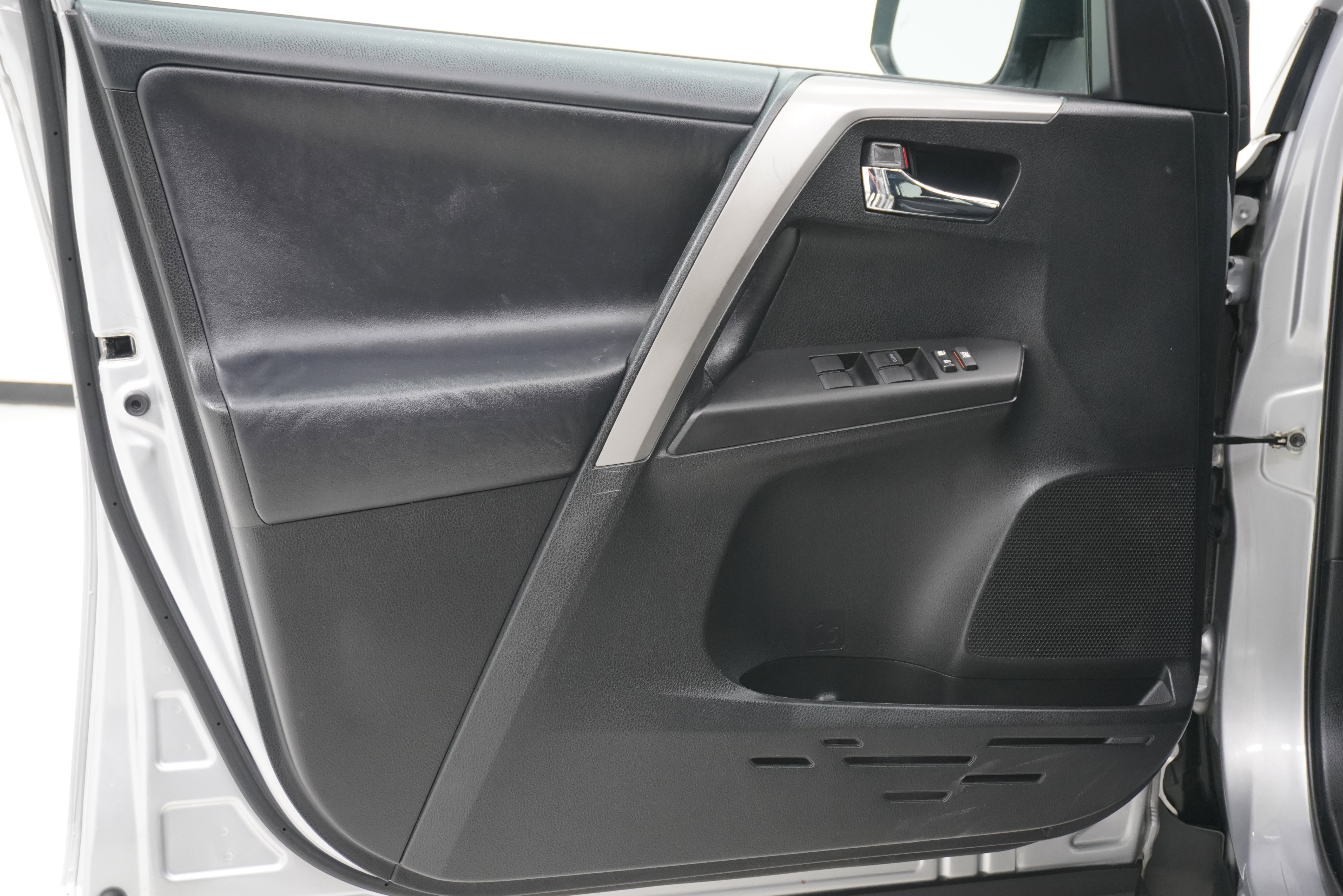 Used 2017 Toyota RAV4 XLE FWD image 13