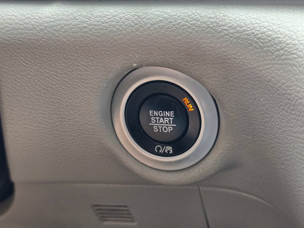 Used 2023 Chrysler Pacifica Touring-L FWD image 27
