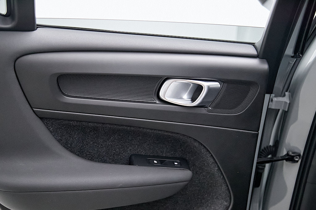 Certified 2025 Volvo XC40 B5 Ultra AWD/4WD image 20