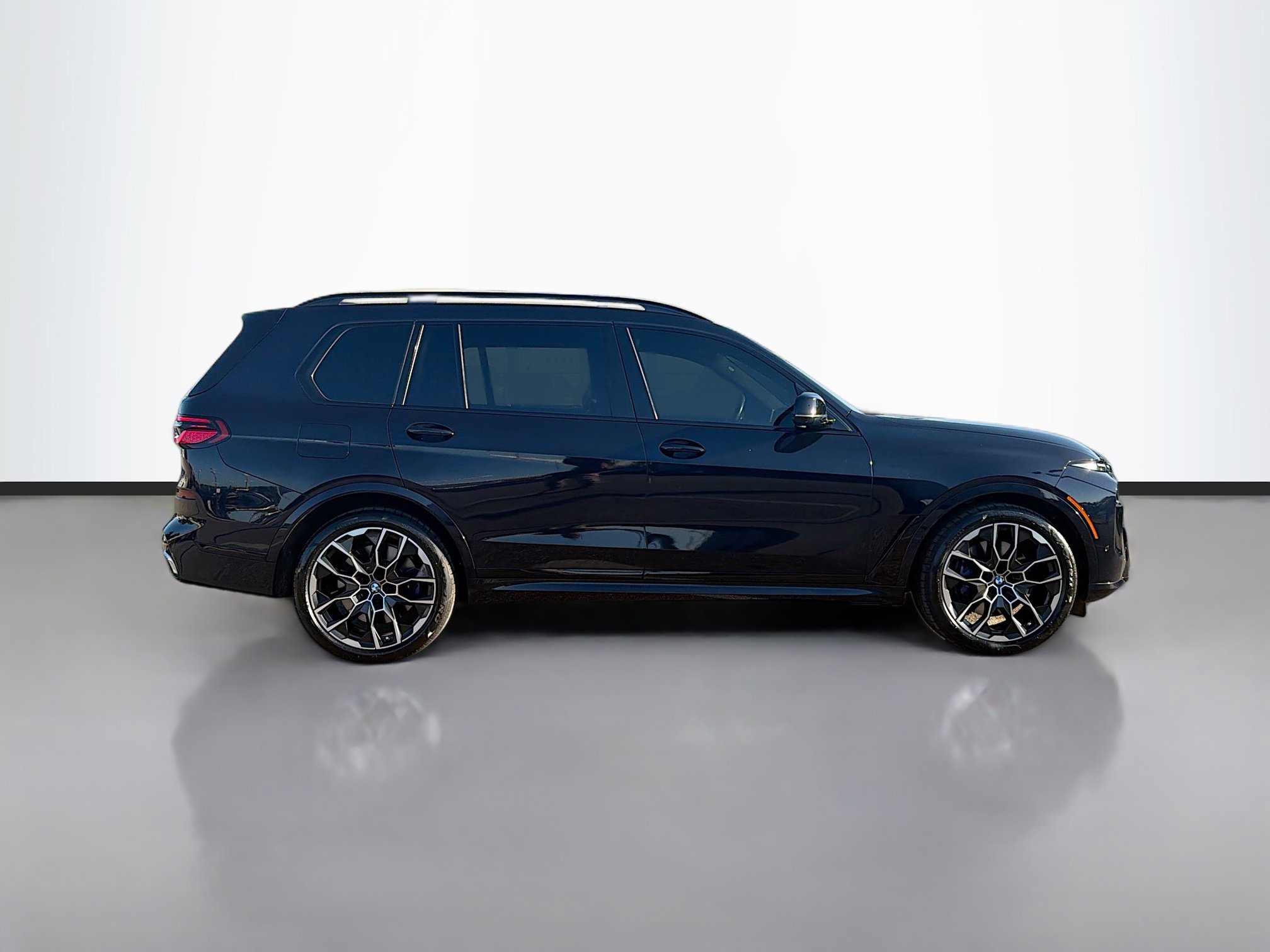 Used 2023 BMW X7 M60i w/ Climate Comfort Package image 2