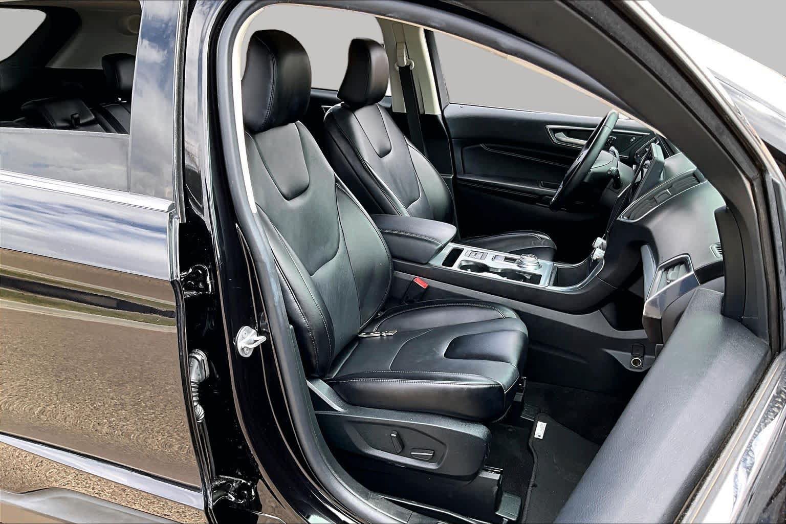 Used 2022 Ford Edge Titanium AWD/4WD image 9