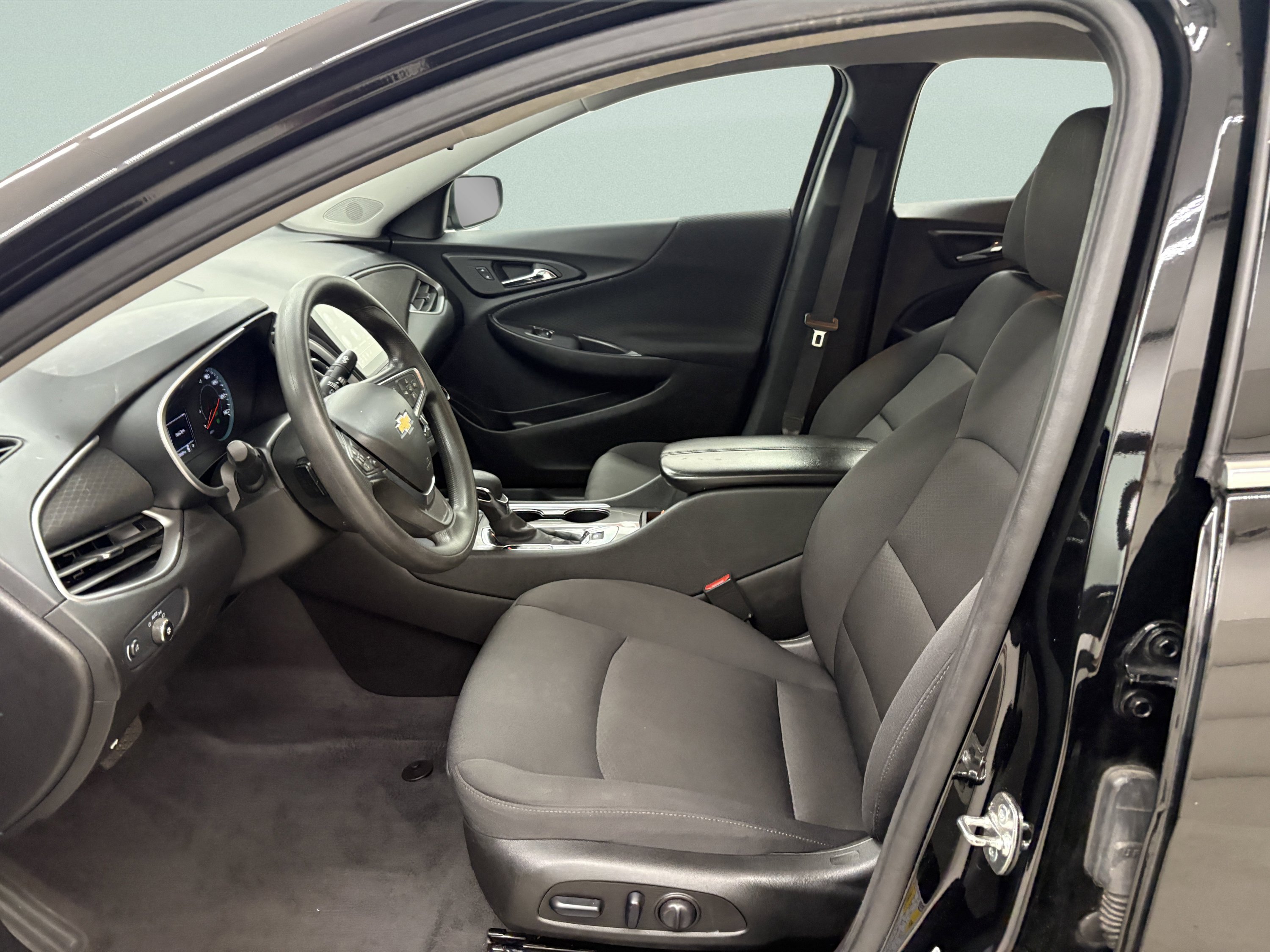 Used 2025 Chevrolet Malibu LT FWD image 11