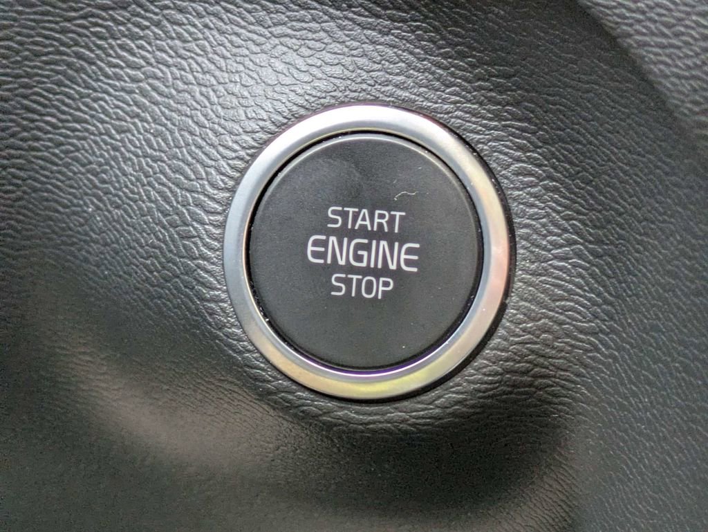 Certified 2023 Volvo XC40 B5 Plus w/ Driver Assist Package AWD/4WD image 40