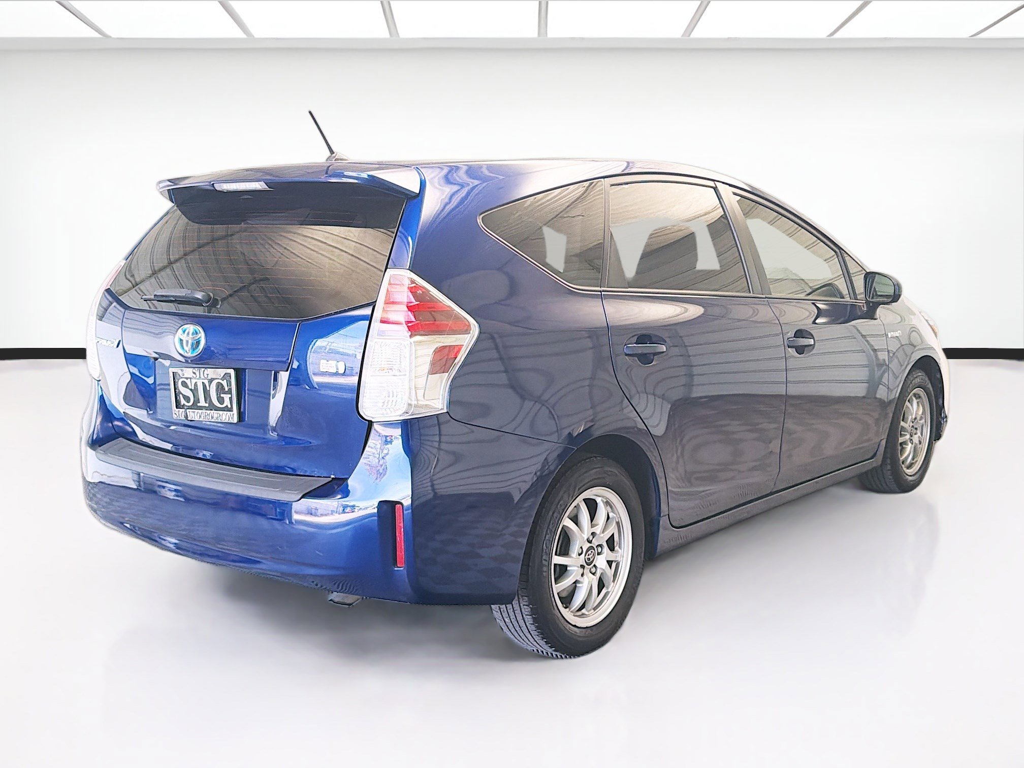 Used 2017 Toyota Prius V Two w/ Carpet Mat Package image 4
