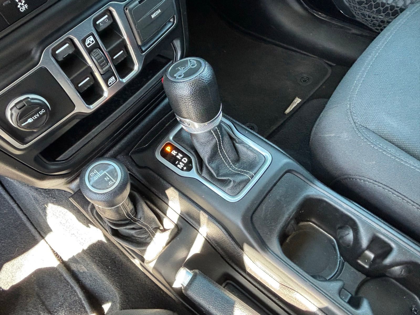 Used 2018 Jeep Wrangler Unlimited Sahara w/ Uconnect 4C Nav & Sound Group AWD/4WD image 18