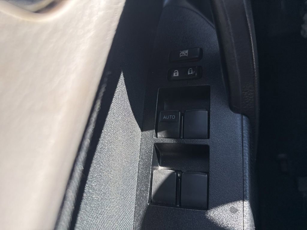 Used 2015 Toyota Corolla LE FWD image 10