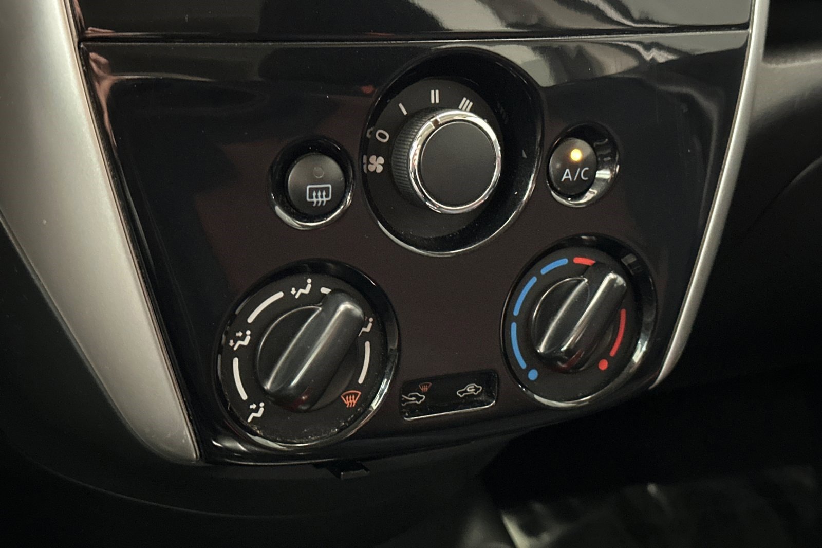 Used 2018 Nissan Versa Note SR image 24