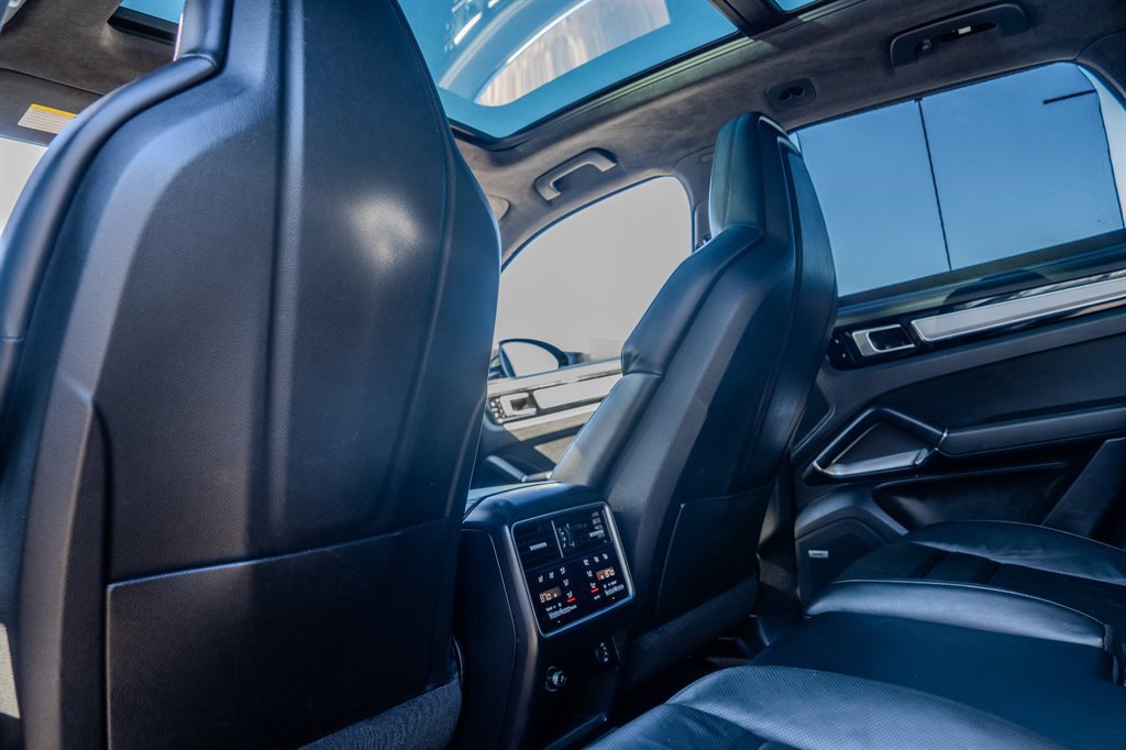 Used 2019 Porsche Cayenne Turbo w/ Sportdesign Package image 30