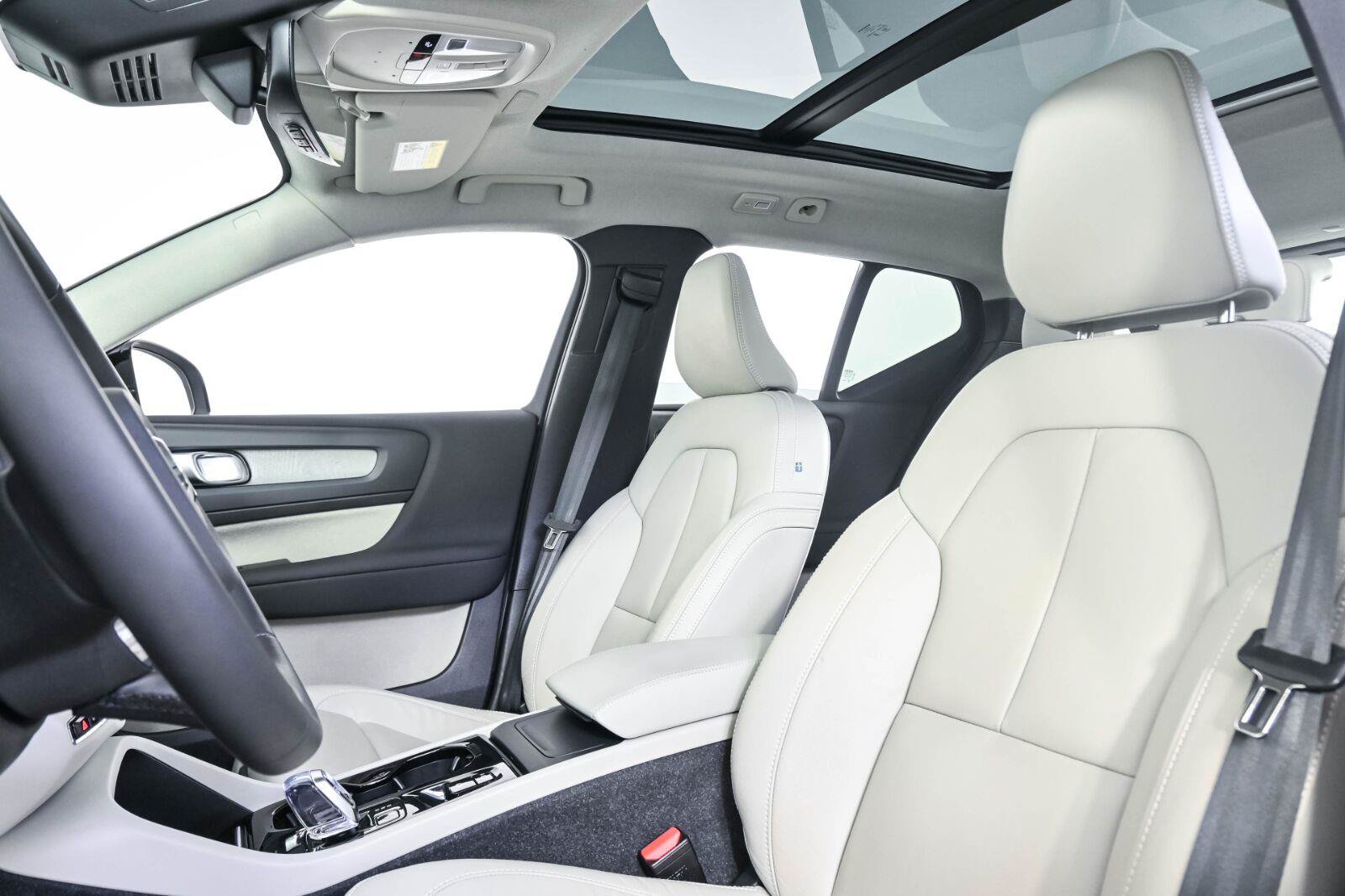 Certified 2024 Volvo XC40 B5 Plus w/ Protection Package Premier AWD/4WD image 5