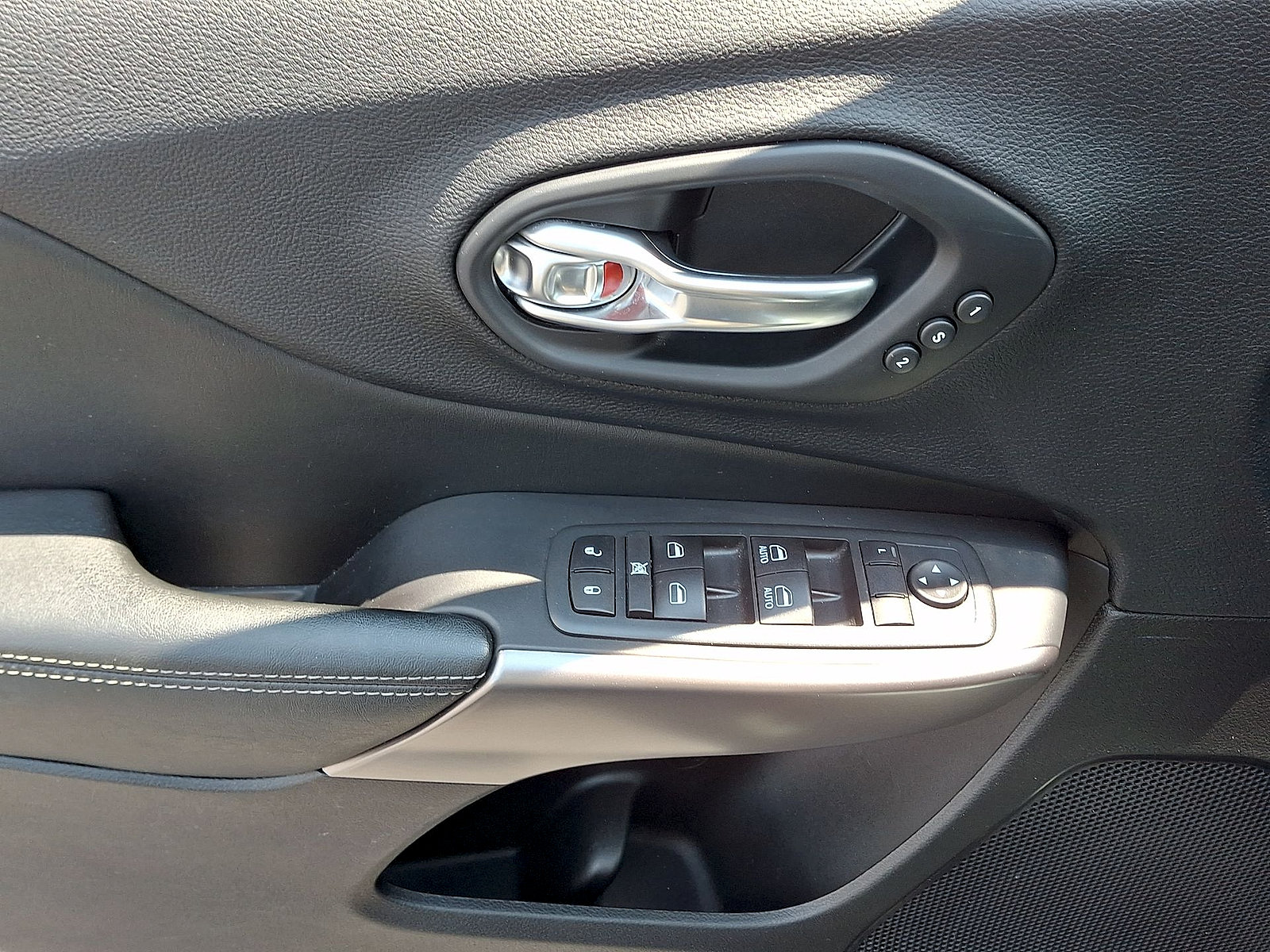 Used 2020 Jeep Cherokee Limited AWD/4WD image 10