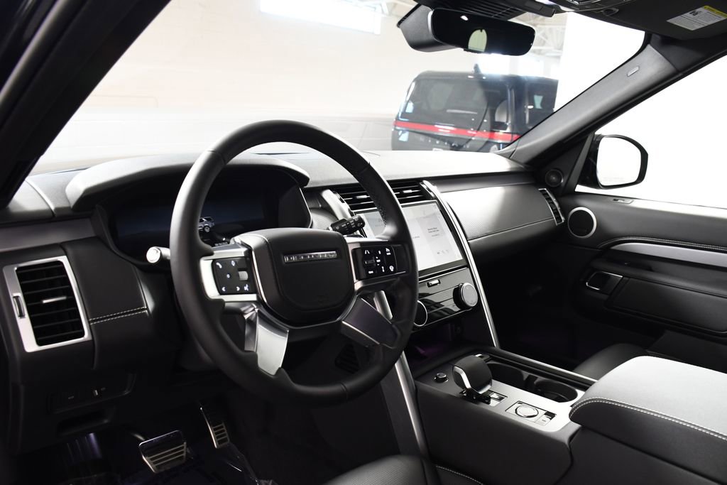Certified 2025 Land Rover Discovery Dynamic SE image 11