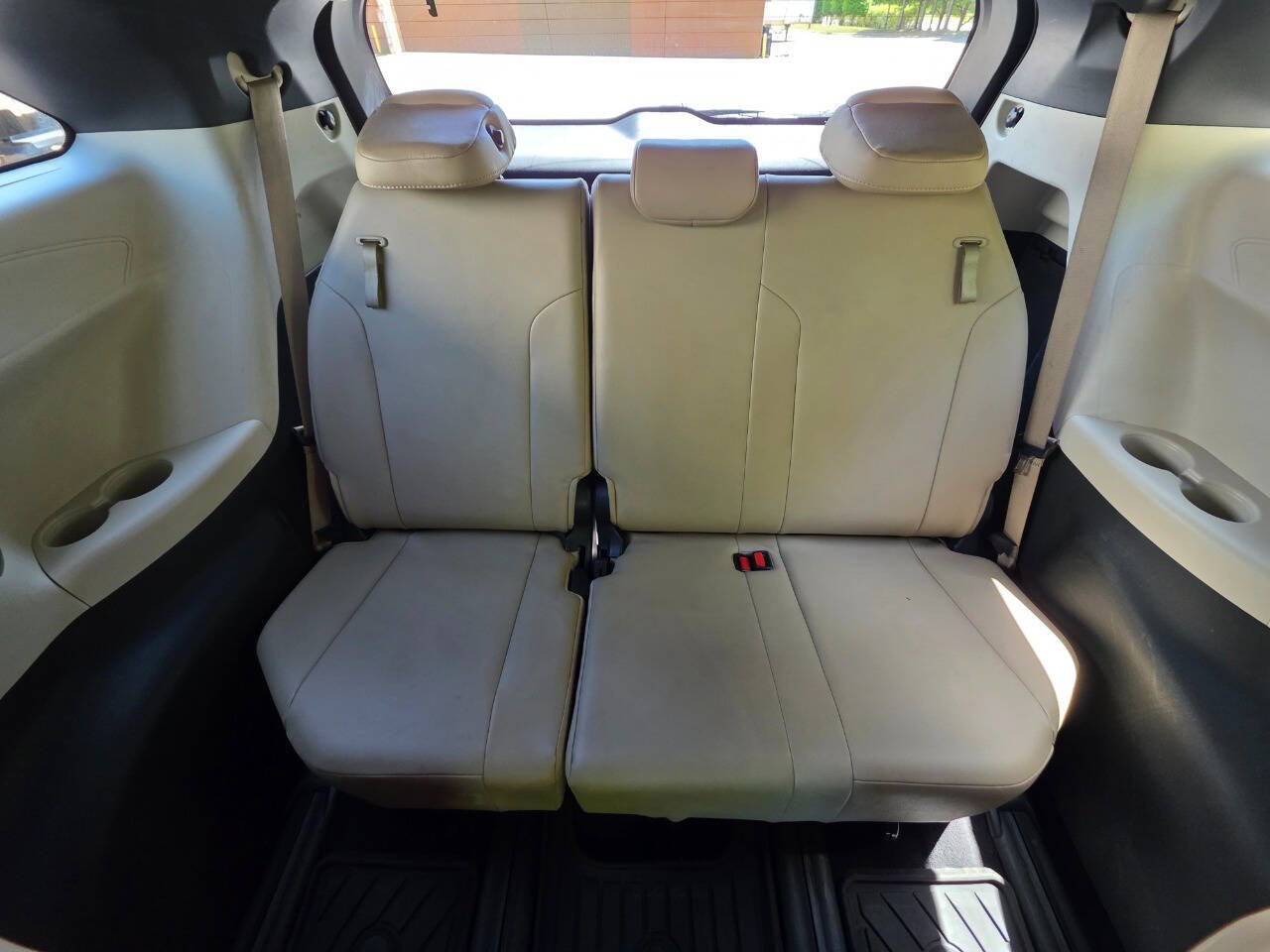 Used 2021 Toyota Sienna XLE FWD image 30