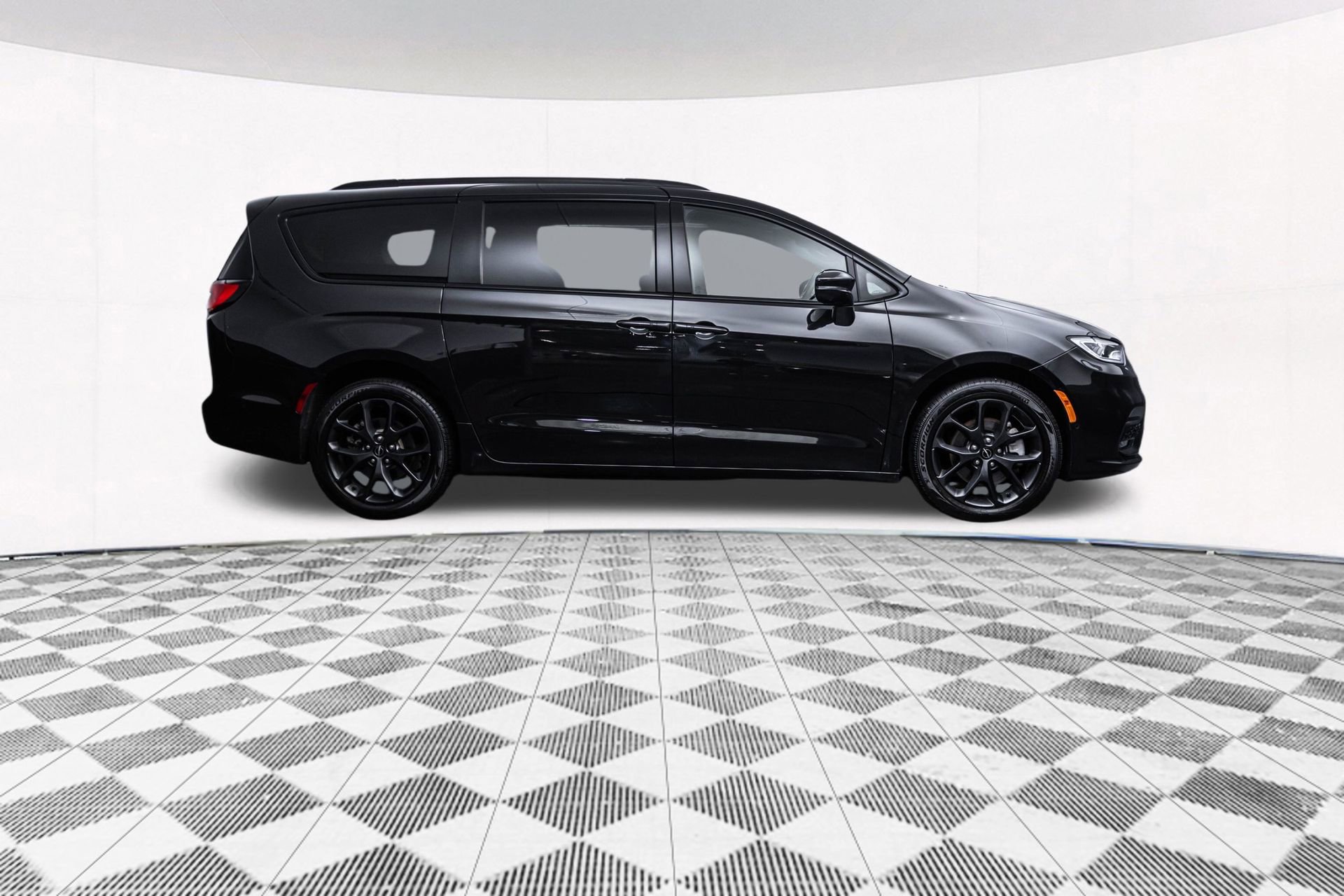Used 2021 Chrysler Pacifica Limited w/ Uconnect Theater Family Group AWD/4WD image 14
