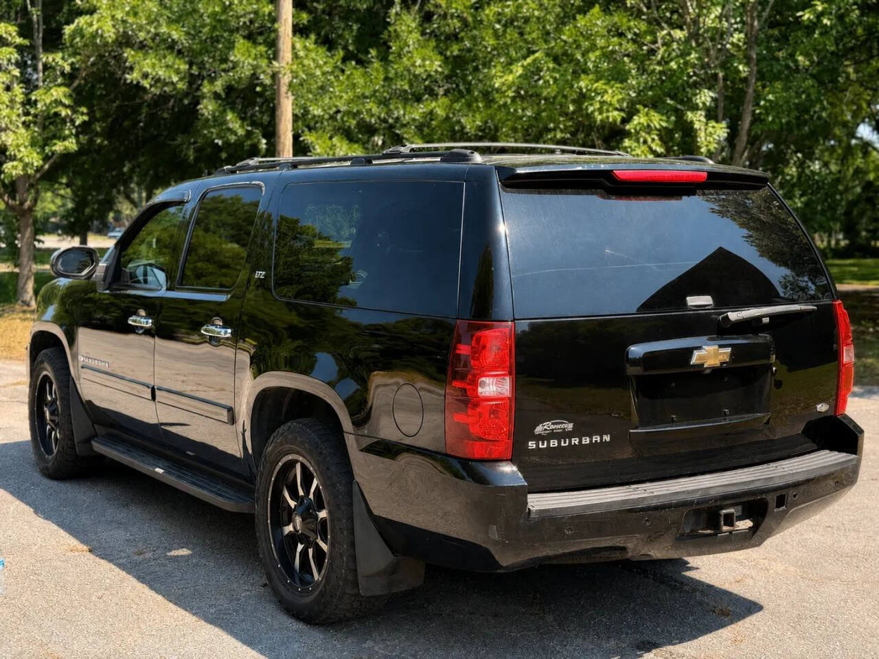 Used 2007 Chevrolet Suburban LTZ w/ LTZ Preferred Equipment Group AWD/4WD image 3