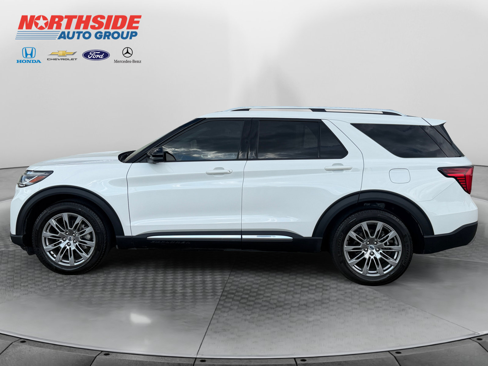 Used 2025 Ford Explorer Platinum RWD image 4