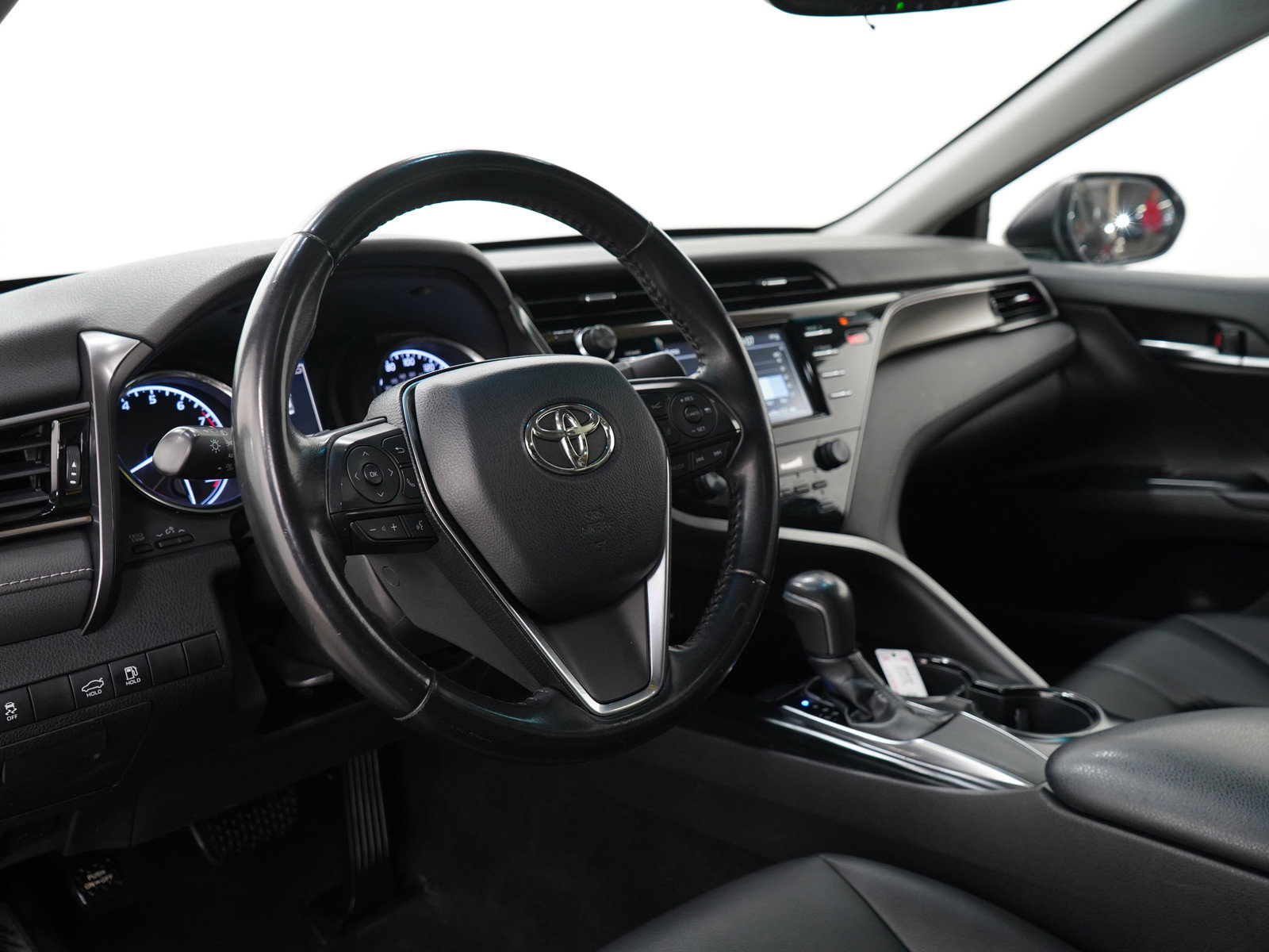 Used 2019 Toyota Camry SE w/ Convenience Package FWD image 22