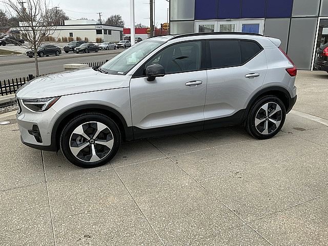 Certified 2025 Volvo XC40 B5 Plus image 11