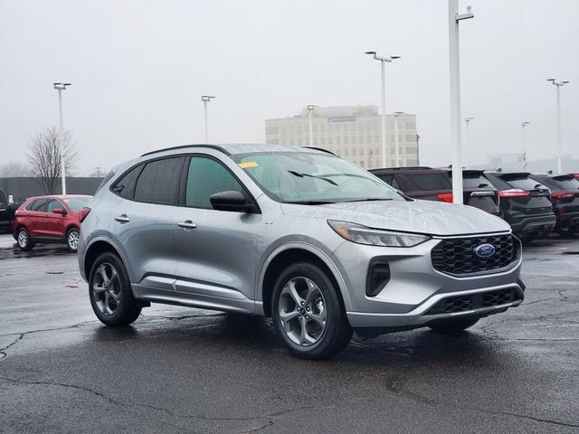 Used 2024 Ford Escape ST-Line w/ Tech Pack #1 AWD/4WD image 2