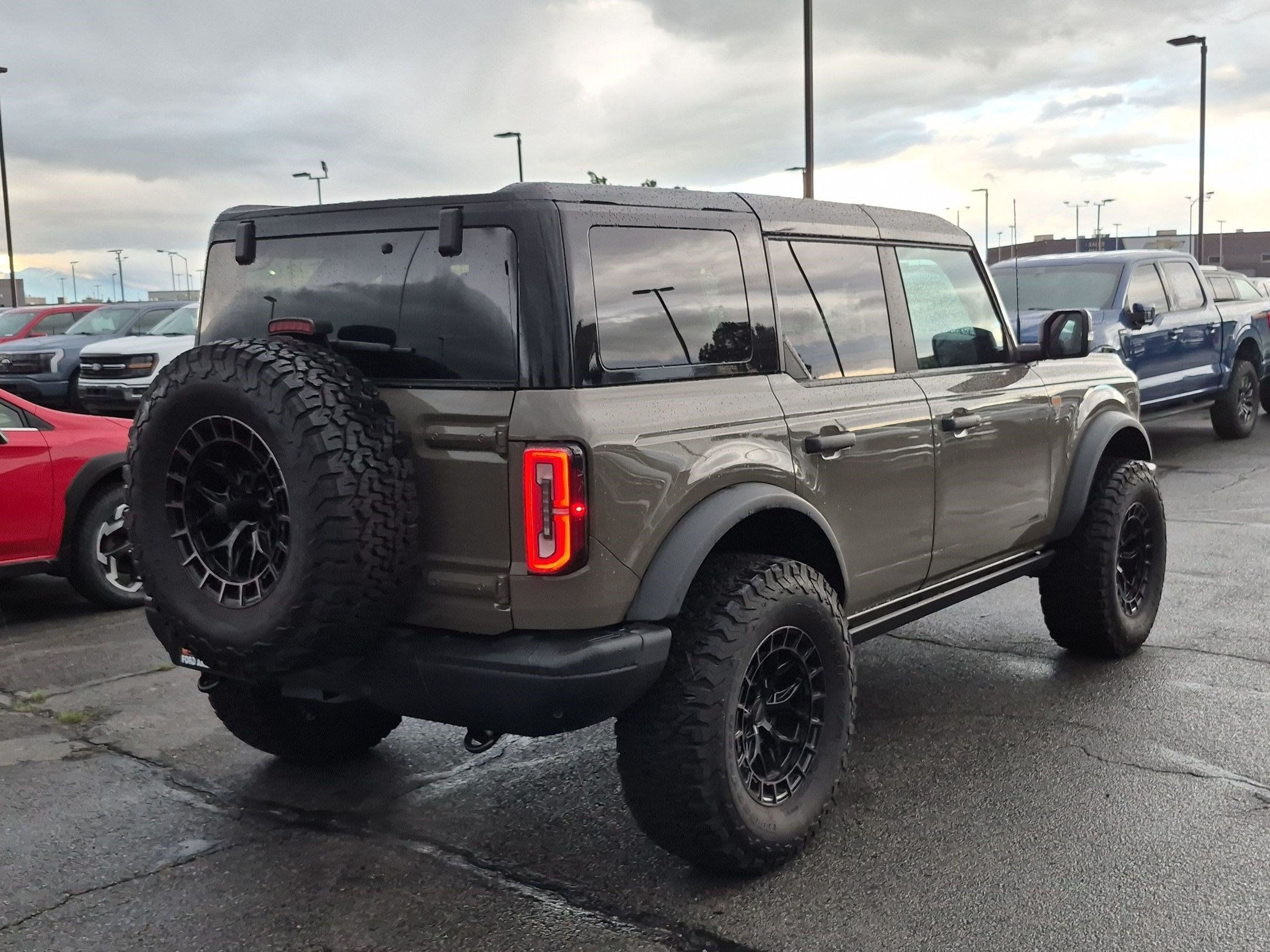 Used 2025 Ford Bronco Badlands AWD/4WD image 3