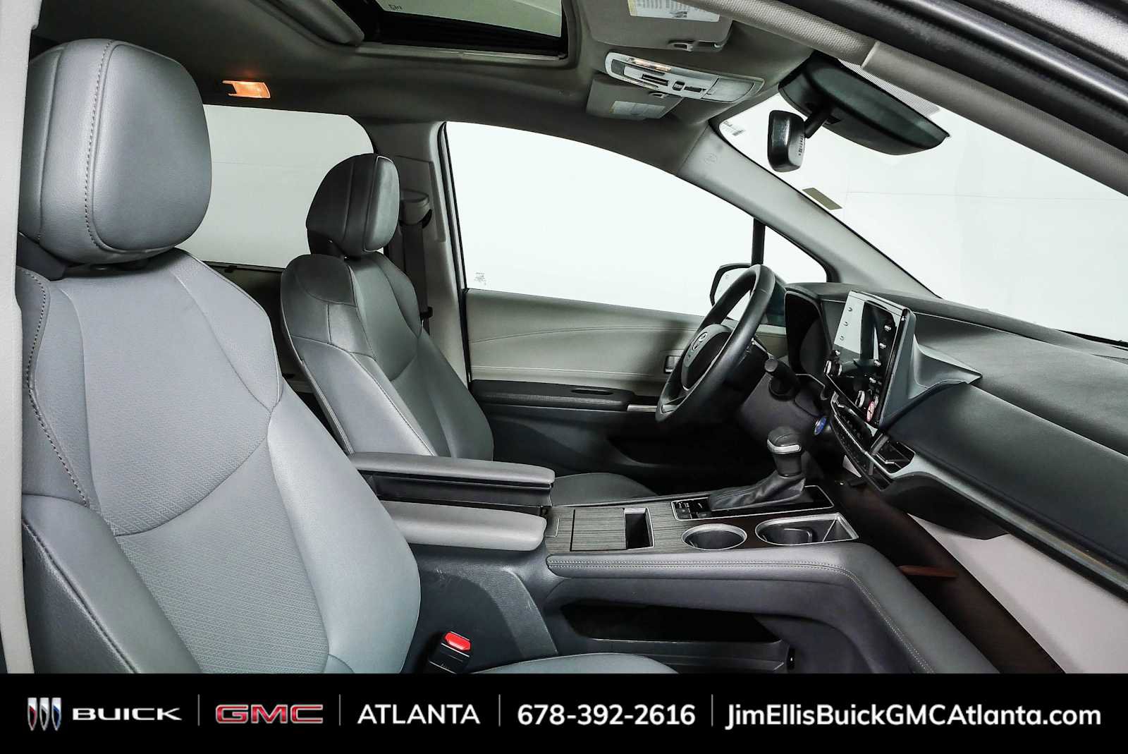 Used 2024 Toyota Sienna XLE FWD image 22