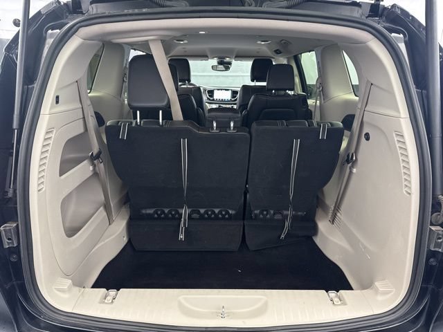 Used 2024 Chrysler Pacifica Touring-L FWD image 19