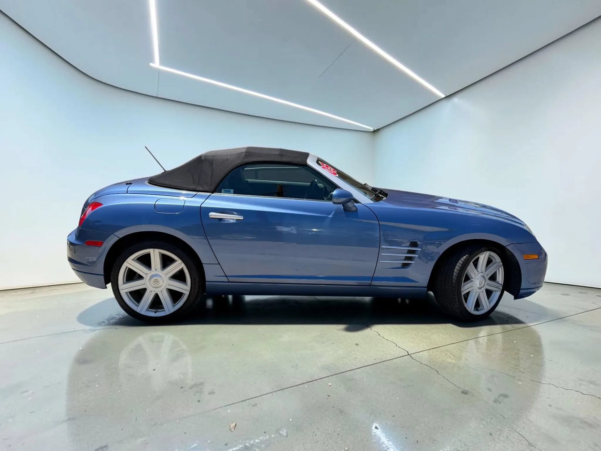 Used 2005 Chrysler Crossfire Limited RWD image 2