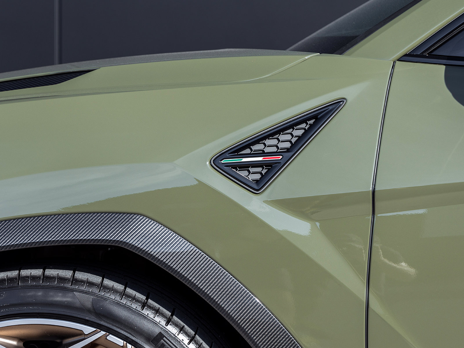 Used 2023 Lamborghini Urus Performante AWD/4WD image 17
