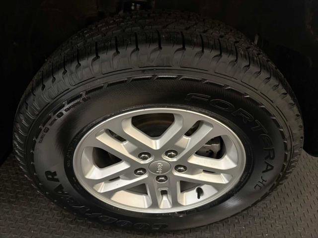 Certified 2023 Jeep Grand Cherokee Laredo w/ Luxury Tech Group I AWD/4WD image 9