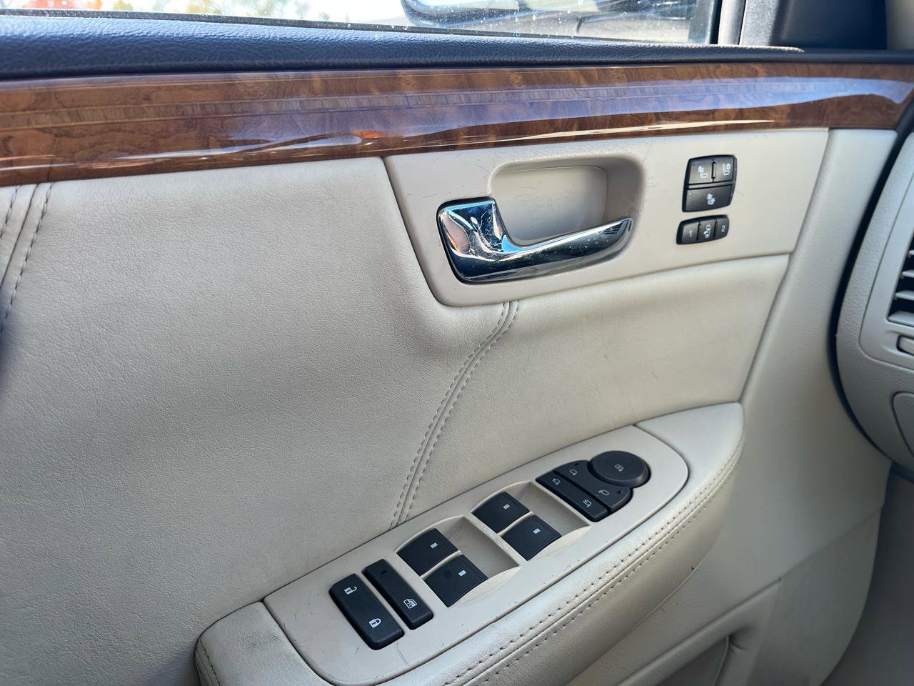 Used 2009 Cadillac DTS w/ Platinum Edition FWD image 12
