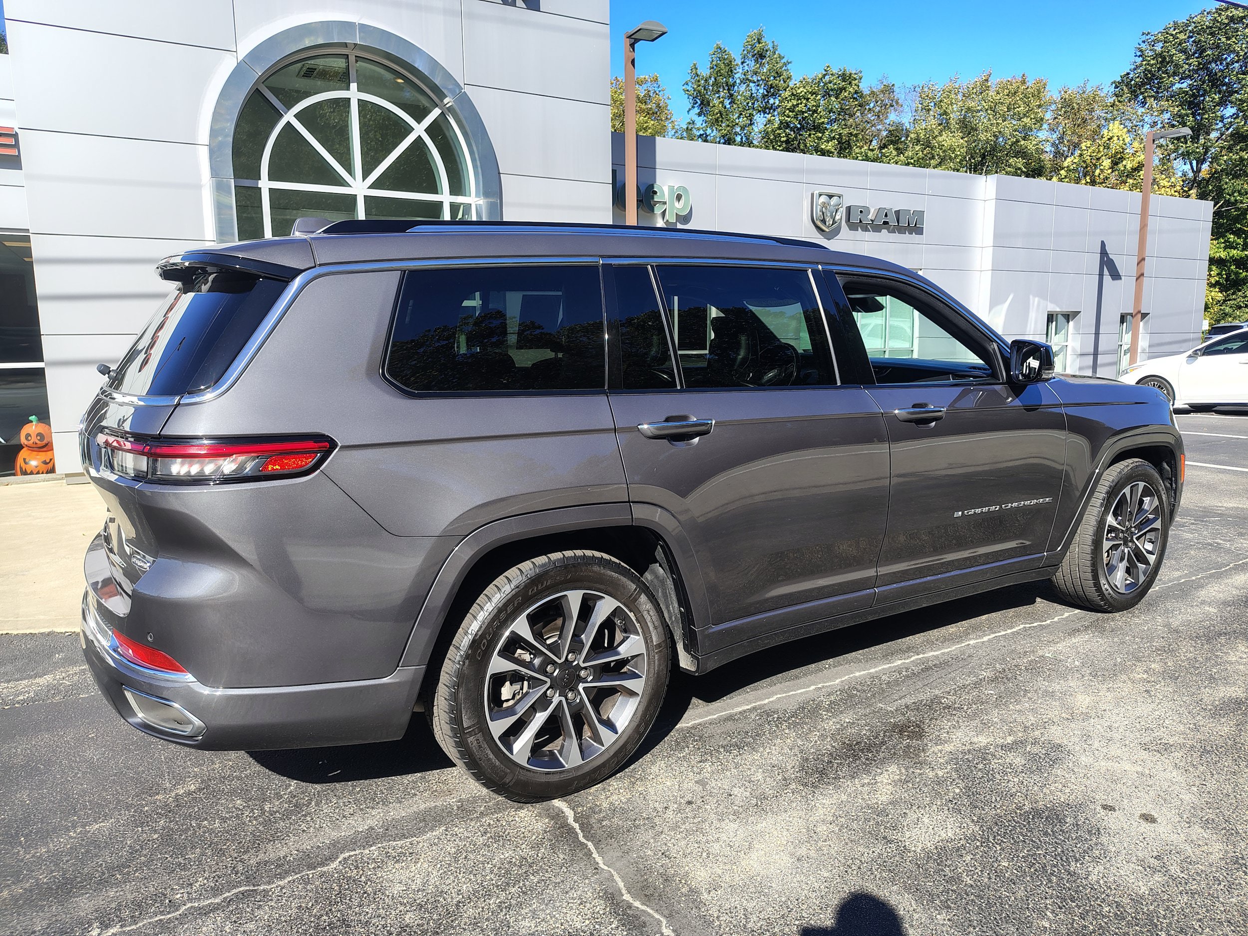 Certified 2022 Jeep Grand Cherokee L Overland w/ Luxury Tech Group IV AWD/4WD image 16