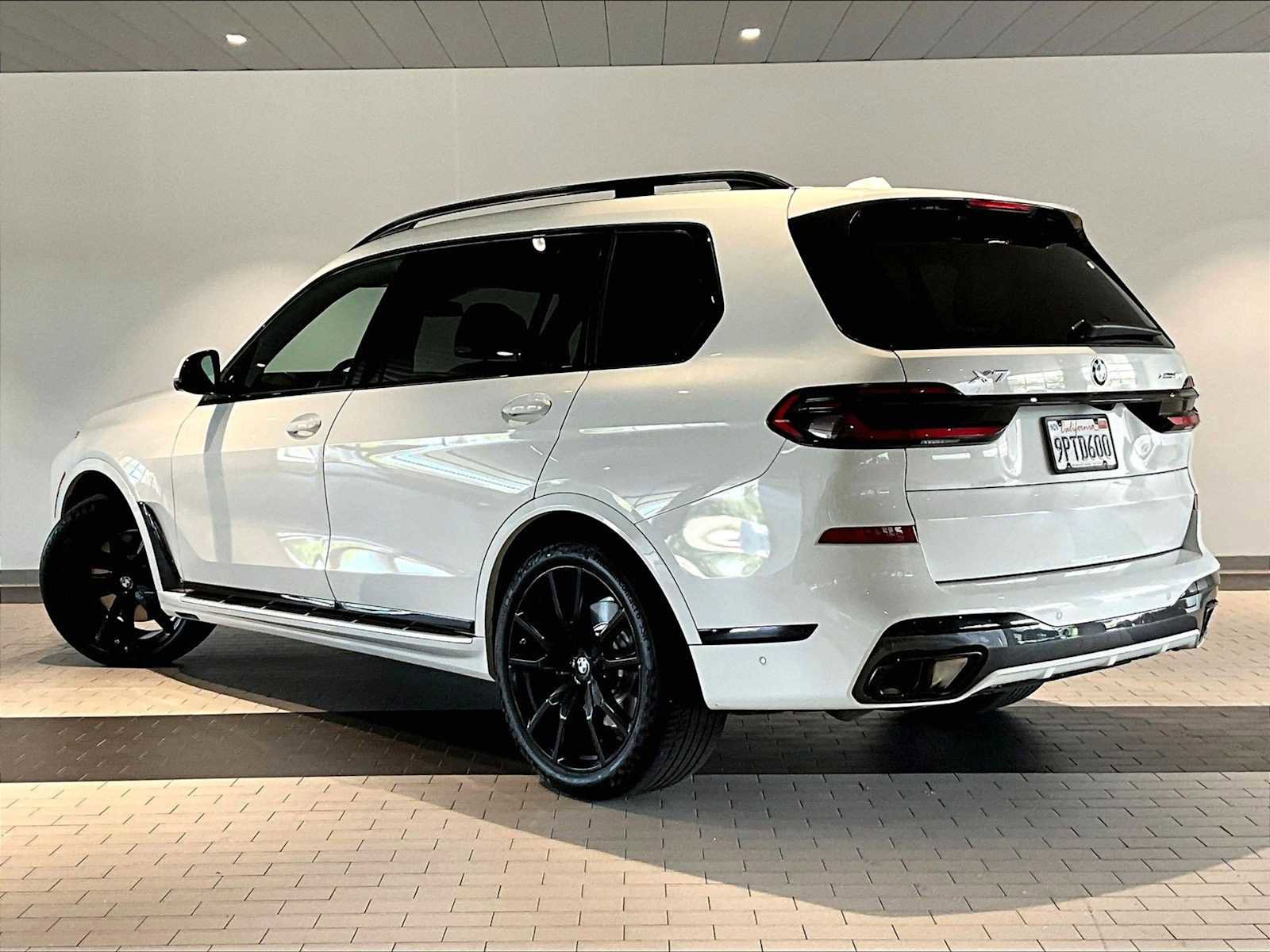 Used 2025 BMW X7 xDrive40i w/ M Sport Package image 3