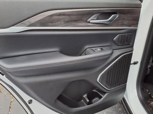 New 2025 Jeep Grand Cherokee Limited w/ Black Appearance Package image 9