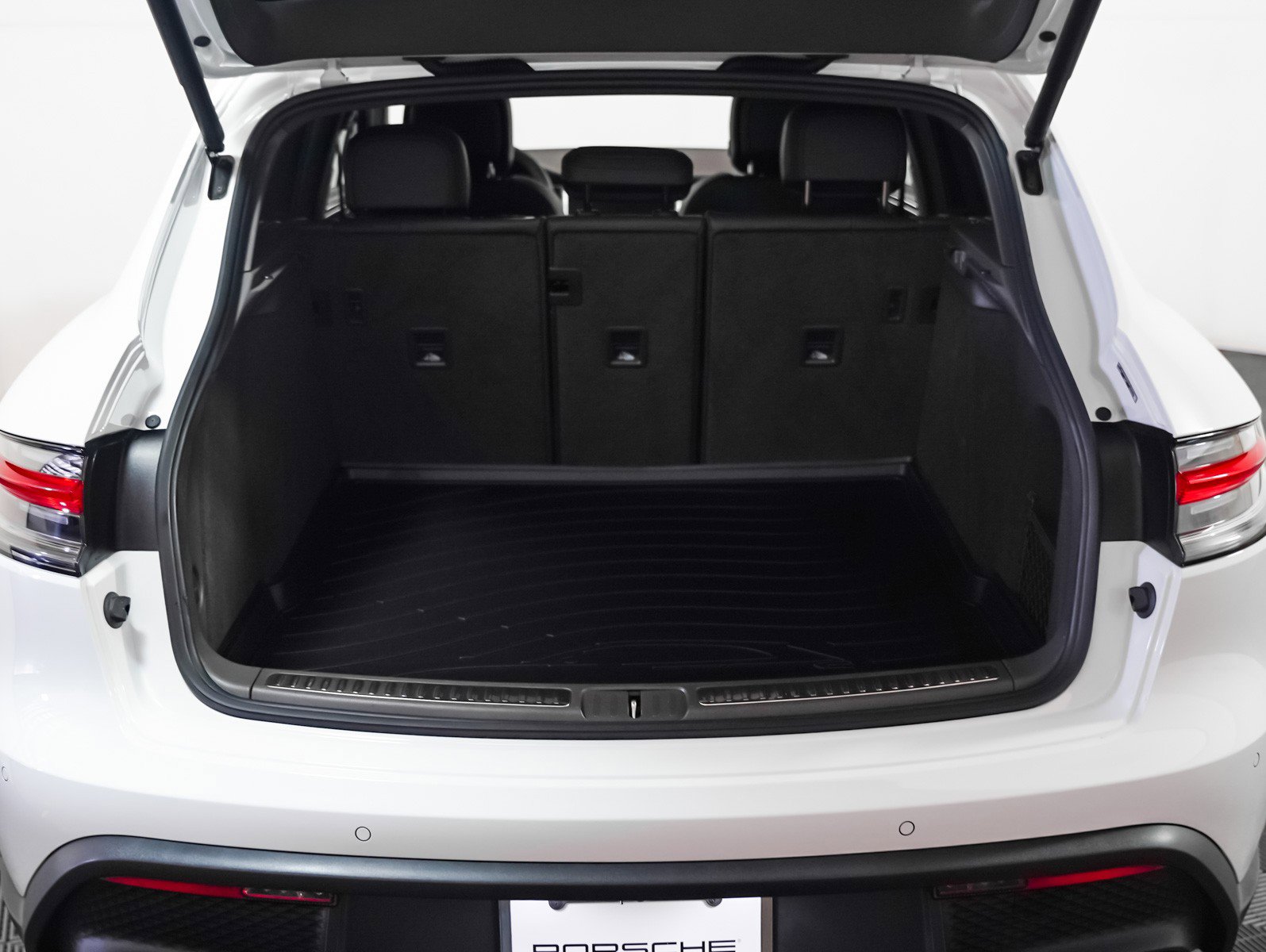 Certified 2025 Porsche Macan AWD/4WD image 28