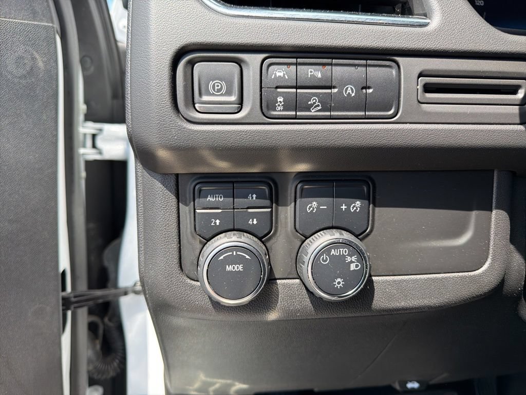 Used 2023 Chevrolet Suburban Premier AWD/4WD image 17