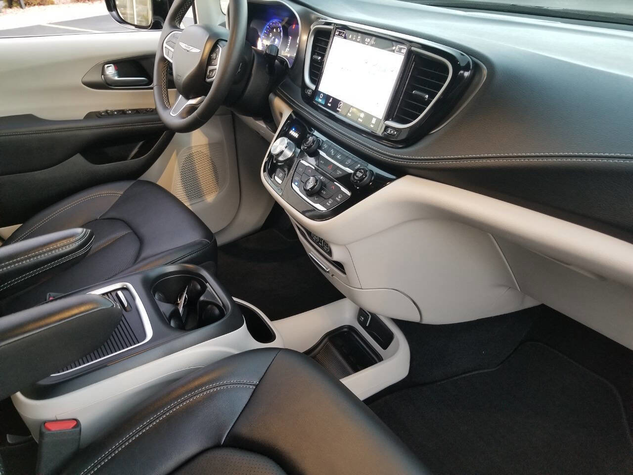 Certified 2024 Chrysler Pacifica Touring-L image 11